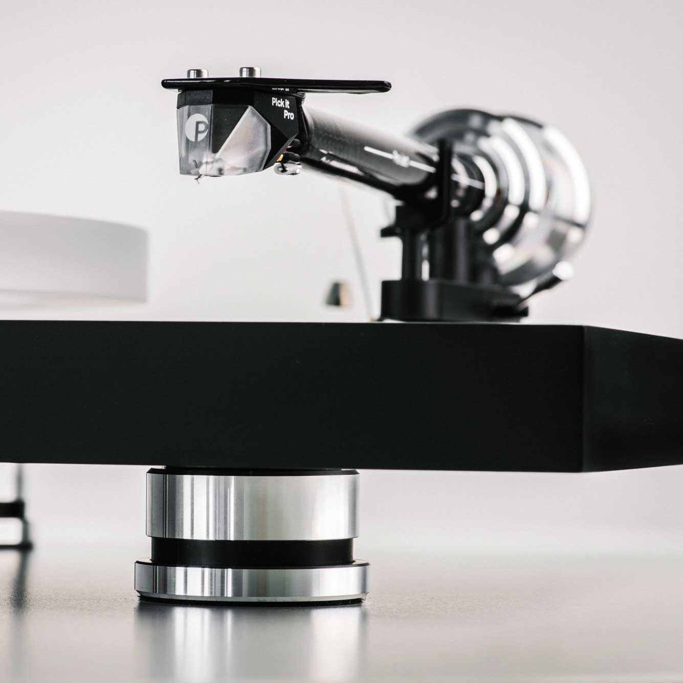 Pro-Ject Debut Reference 10 Audiophile Turntable Tonearm Detail